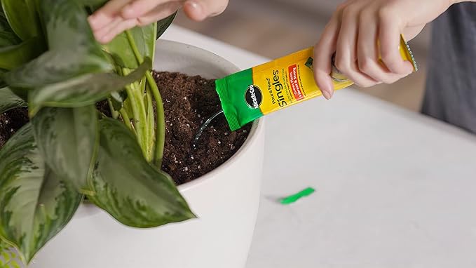 Miracle-Gro Pour & Feed Singles Ready-To-Use Liquid Plant Food - Pre-Measured Liquid Plant Fertilizer for Potted Plants, 2 oz. Singles