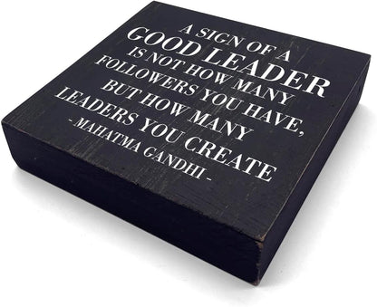 HTBIG A Sign of A Good Leader Desk Decor Sign, Office Decor For Boss Leader Gifts, Rustic Wood Sign for Boss Mentor Home Office Desk Shelf Table Decoration Gift