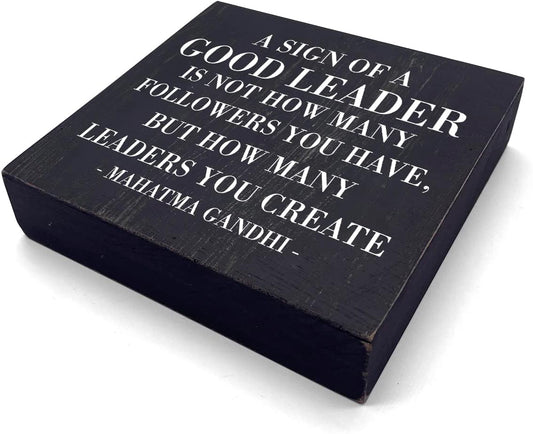 HTBIG A Sign of A Good Leader Desk Decor Sign, Office Decor For Boss Leader Gifts, Rustic Wood Sign for Boss Mentor Home Office Desk Shelf Table Decoration Gift