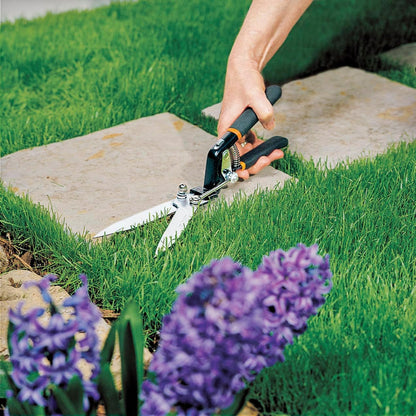 Fiskars Grass Shears, 5-Inch Serrated Blade Grass Cutter and Garden Shears with Power-Lever Technology Offers More Cutting Power