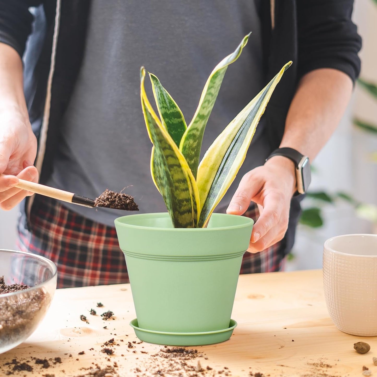 4 inch Small Plastic Nursery Pots, 16 Pack Plant Pots for Indoor Outdoor Plants, Flower Pots with Drainage Holes and Saucers, Decorative Seedling Starter Planters for House Plants, Green