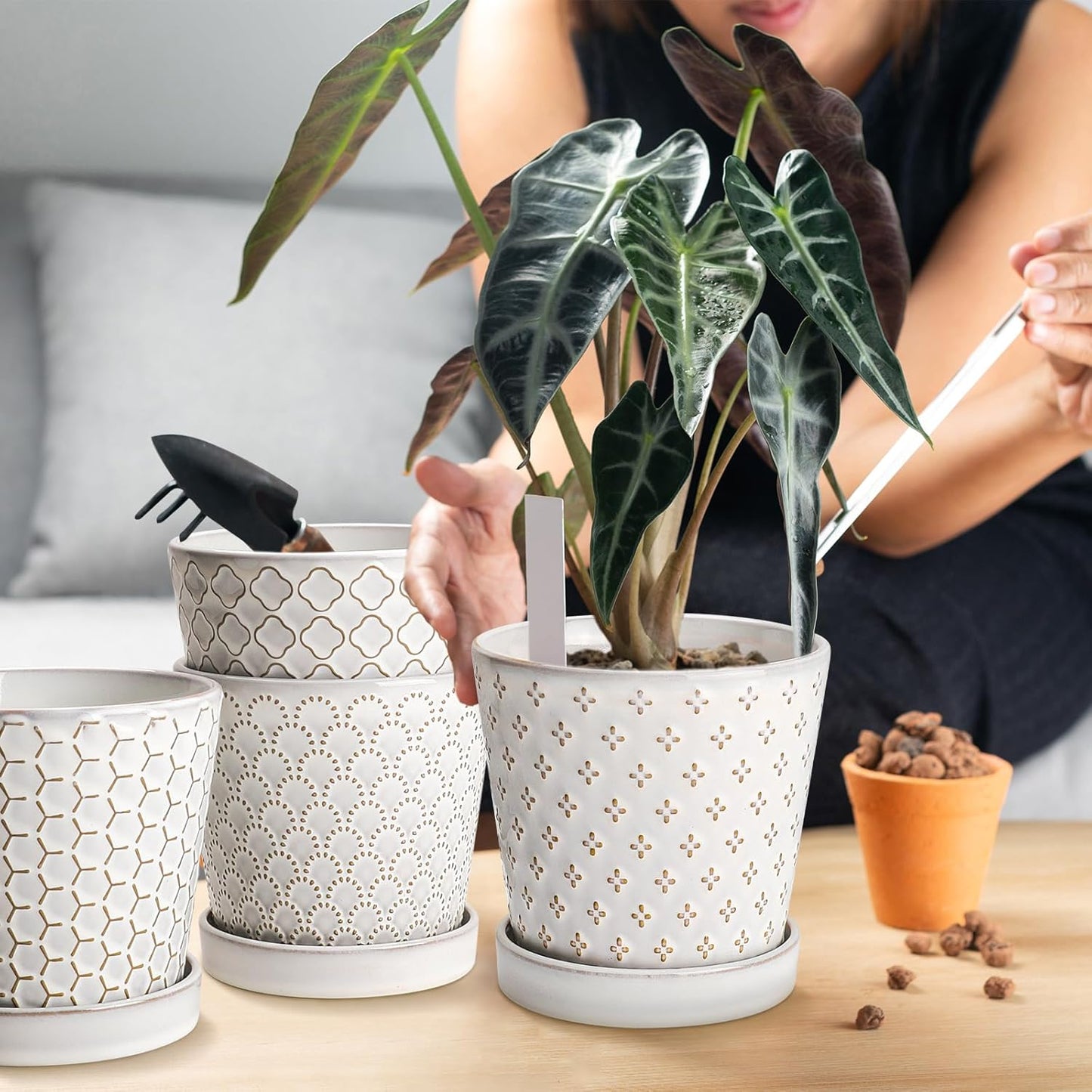 EFISPSS Ceramic Plant Pots Indoor, 5 Inch Planters with Drainage Holes and Ceramic Tray, Relief Design Flower Planter, Desktop Office Windowsill Decoration Gift Set of 4, White