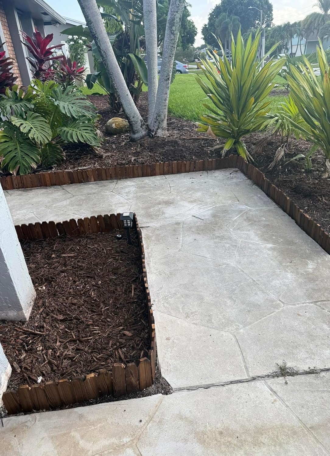 Wood Fence Border for Garden Beds – 9.8" H x 47" L Wooden Landscape Edging Panels, Rustic Decorative Outdoor Divider for Lawn, Path, and Yard Design